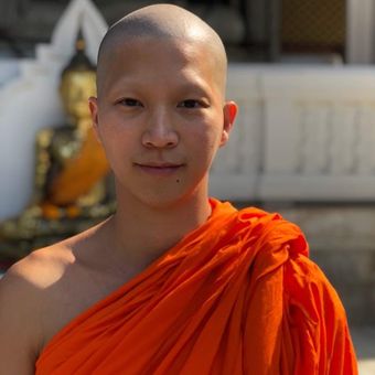 Phra Visuddho adalah seorang biksu berkediaman di Wat Saket, Kuil Gunung Emas di kawasan Pom Prap Sattru Phai, Bangkok.
