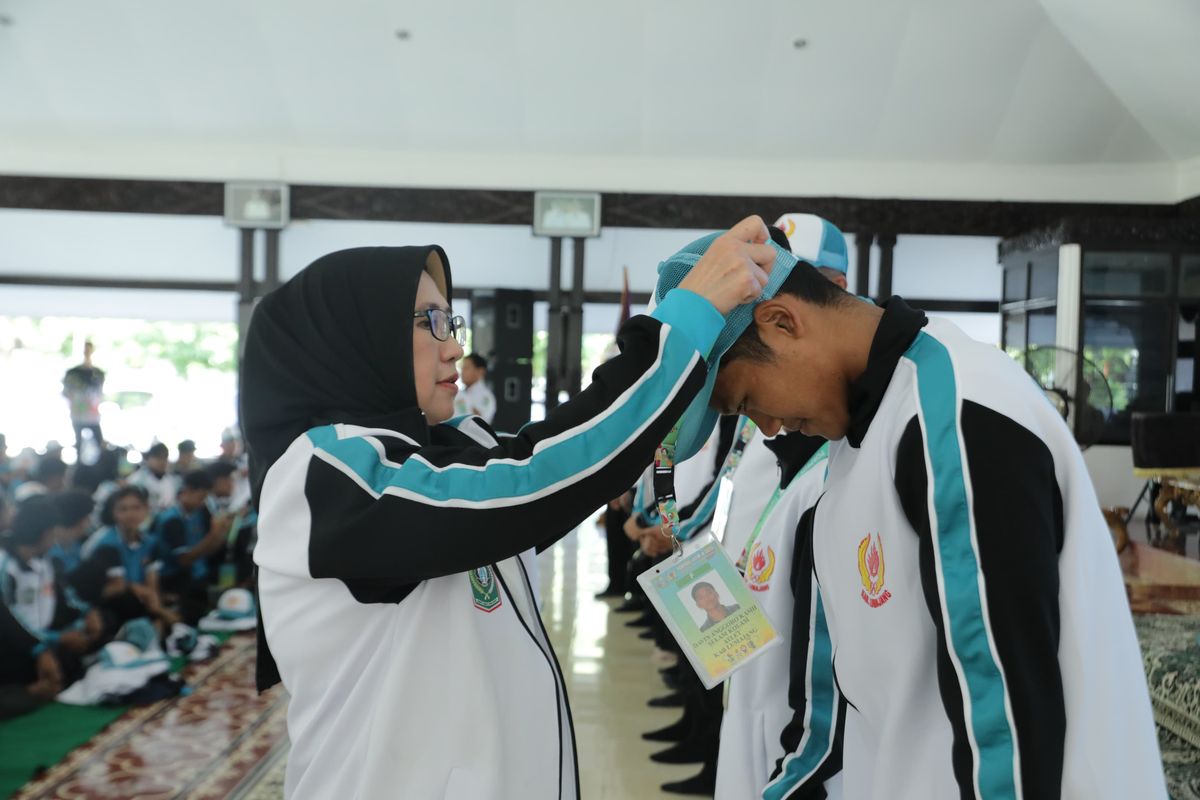 Bupati Lumajang Indah Amperawati berangkatkan atlet untuk Porprov Jatim IX di Malang.