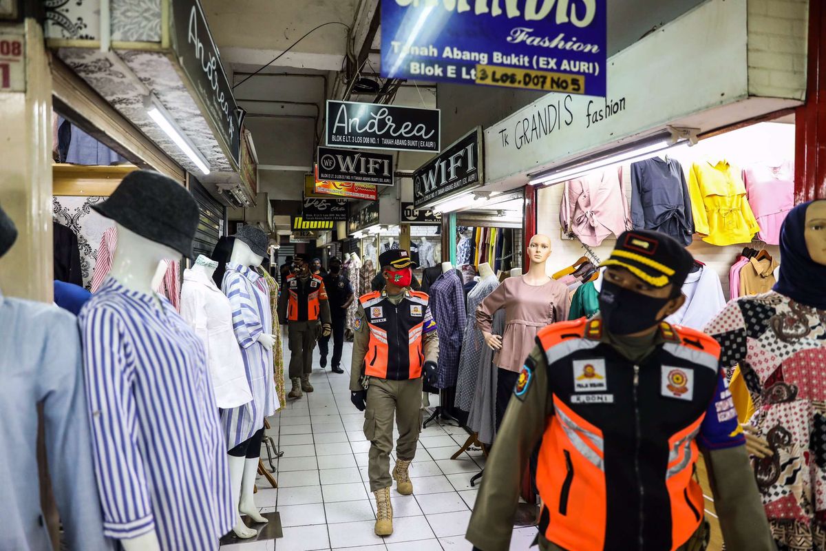 Petugas Satpol PP menggelar penggunaan masker dengan baik dan benar dalam Operasi Yustisi Protokol COVID-19 di Kawasan Tanah Abang di Jakarta Pusat, Senin (14/9/2020).  Operasi Yustisi tersebut dilaksanakan untuk menertibkan masyarakat agar lebih disiplin dalam menerapkan protokol kesehatan pencegahan penyebaran Covid-19.