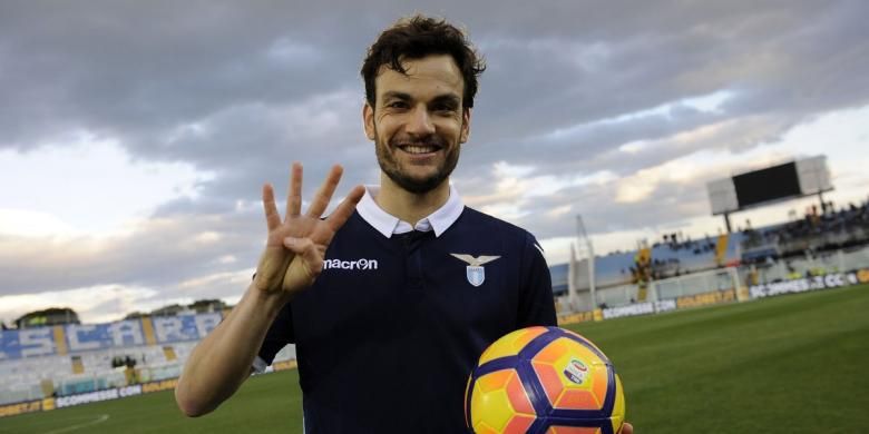 Marco Parolo mencetak empat gol saat Lazio menang 6-2 atas Pescara, Minggu (5/2/2017).