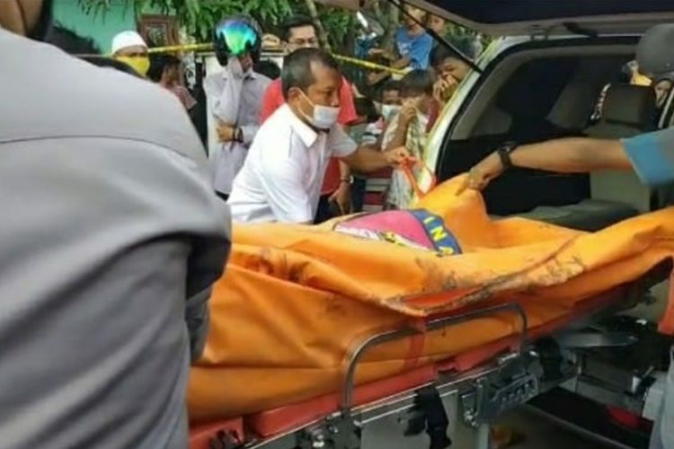 Jasad Siti Amidah (25) dievakuasi petugas kepolisian setelah ditemukan tewas terkubur di depan rumahnya di Desa Karya Indah, Kecamatan Tapung, Kabupaten Kampar, Riau, Selasa (8/6/2021).