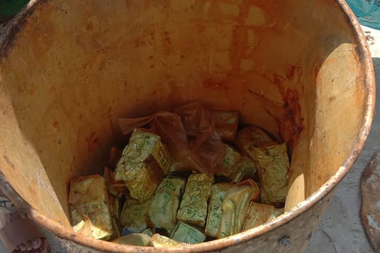 Puluhan kilogram narkotika jenis sabu di dalam drum yang ditemukan nelayan di Masalembu. 