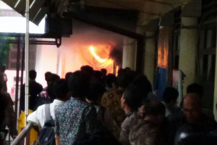 Kobaran api terlihat di salah satu ruangan yang ikut terbakar di Gedung Fakultas Teknologi Pertanian (Fateta) Institut Pertanian Bogor (IPB), Dramaga, Kabupaten Bogor, Rabu (29/3/2017).