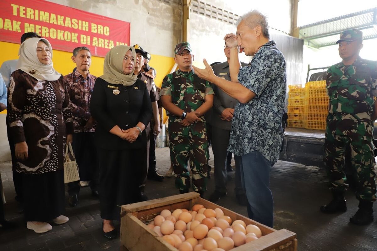 Bupati Sleman Kustini Sri Purnomo saat memantau harga dan stok bahan pangan pokok jelang Hari Raya Idul Fitri 2023. (Foto Dokumentasi Humas Pemkab Sleman).