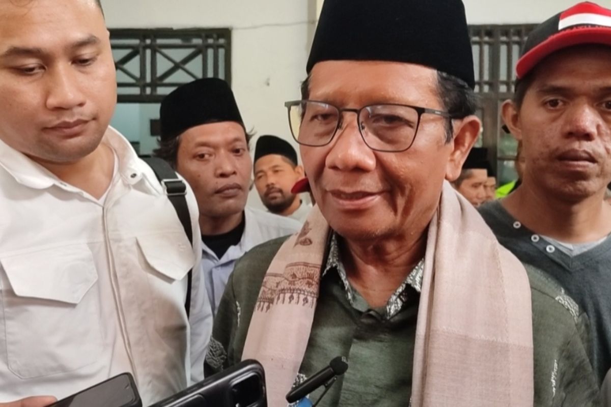 Menteri Koordinator Politik Hukum dan HAM (Menkopolhukam) Mahfud MD memberikan keterangan isu pengunduran dirinya usai kunjungan kerja di Pondok Pesantren Babakan Ciwaringin Cirebon Jawa Barat pada Selasa (30/1/2024)