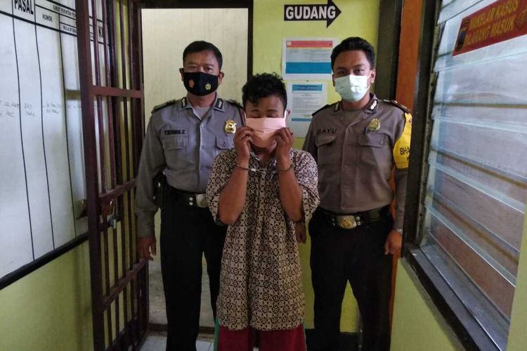 Pria berinisial WD (23) dibekuk polisi karena diduga mencuri ponsel dan uang milik seorang petani cabai di Dusun Melatisari, Desa Sidowangi, Kecamatan Kajoran, Kabupaten Magelang, Jawa Tengah, Sabtu (14/8/2021).