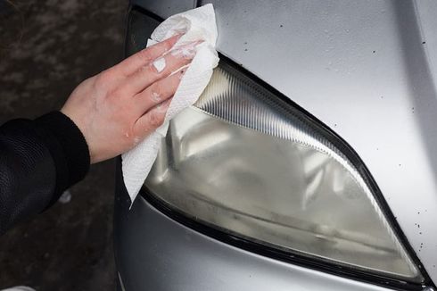 Bersihkan Mika Lampu Mobil yang Kusam Pakai Pasta Gigi