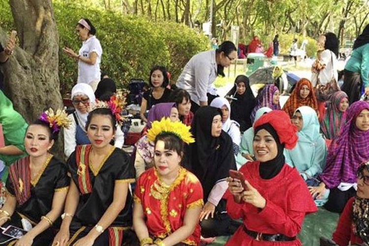 Pekerja Indonesia asal Pulau Lombok dan Nusa Tenggara Barat (NTB) mengisi hari libur di Victoria Park, Causeway Bay, Hongkong, Minggu (30/4/2017). Mereka membantu Pemerintah Provinsi NTB mempromosikan pariwisata Lombok-Sumbawa, setidaknya kepada majikannya.