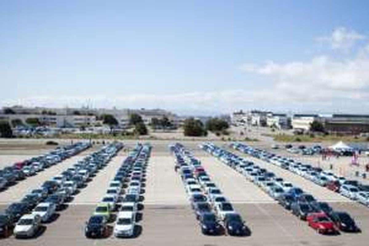 Kumpulan Prius di Naval Air Station Alameda, California, Sabtu (23/4/2016), memecahkan Guinness World Record parade dengan kendaraan hibrida terbanyak. 
