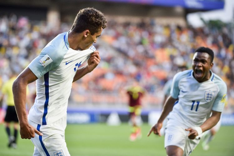 Penyerang Inggris, Dominic Calvert-Lewin (kiri), merayakan golnya ke gawang Venezuela pada partai final Piala Dunia U-20 di Suwon World Cup Stadium, Minggu (11/6/2017). 