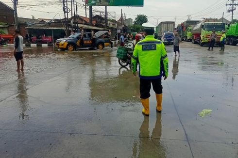 Banjir di Jalan Raya Kaligawe Semakin Tinggi, Arus Lalu Lintas Lumpuh Total