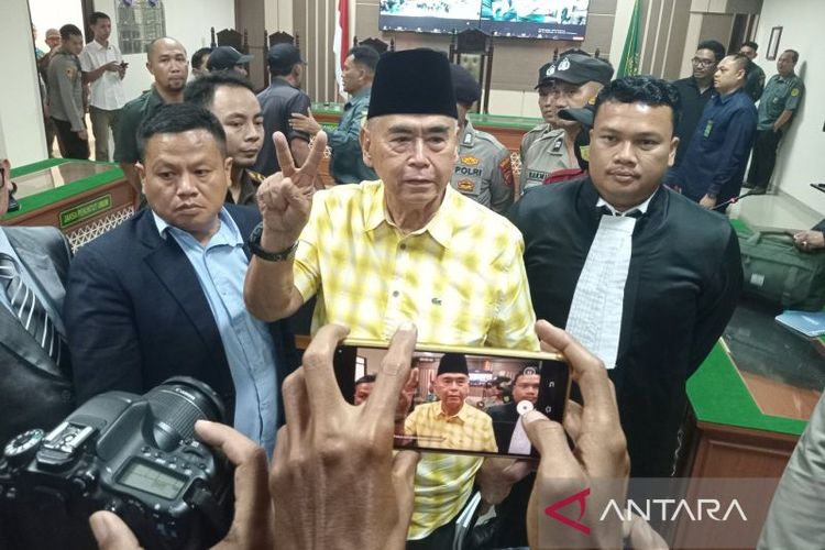 Terdakwa kasus tindak pidana penodaan agama Panji Gumilang (tengah kemeja kuning) saat hendak meninggalkan ruang persidangan di Pengadilan Negeri Indramayu, Jawa Barat, Rabu (20/3/2024). 