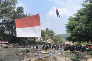 Sambut HUT ke-81 RI, Bendera Merah Putih Raksasa Berkibar di Muara 7 Sungai Subang