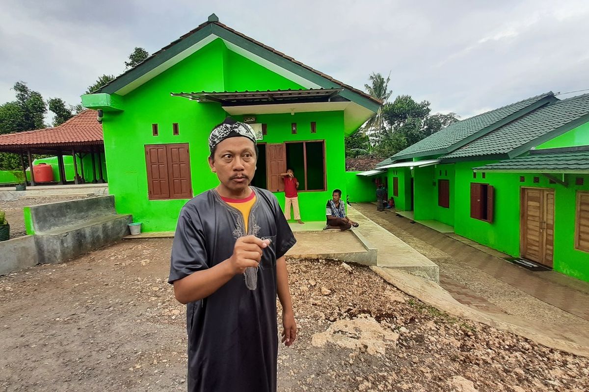 Pengasuh pondok pesantren Ainul Yakin, Muhidin Isma Almatin atau dipanggil Abi Guru Isma