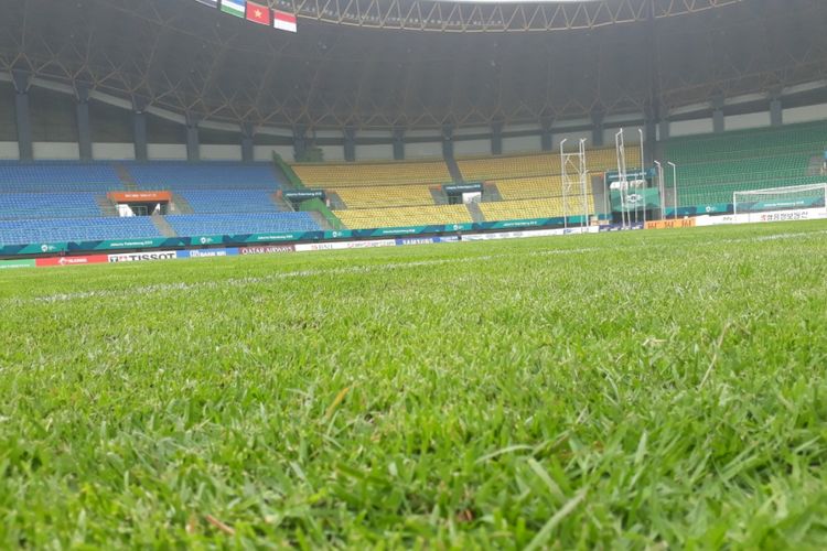 Rumput Stadion Patriot Candrabhaga siap dipijak Para Pemain Sepak Bola negara peserta Asian Games, Selasa (7/8/2018).