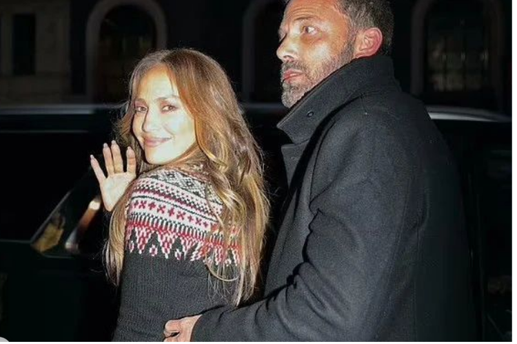 Jennifer Lopez dengan sweater bertema Natal, saat kencan bersama sang suami Ben Affleck di New York pada akhir pekan lalu.