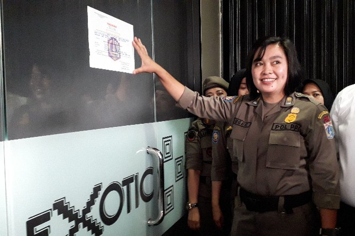 Satpol PP wanita diturunkan untuk menutup diskotek Exotic pada Kamis (19/4/2018).