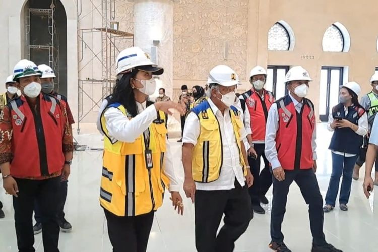 Menteri Pekerjaan Umum dan Perumahan Rakyat (PUPR) Basuki Hadimuljono meninjau penyelesaian akhir (finishing) pembangunan Masjid Sheikh Zayed Solo, Jumat (5/11/2022).
