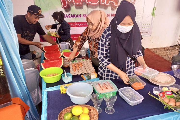 Sejumlah warga tengah mempersiapkan makanan dalam acara pencegahan stunting di Jabar.