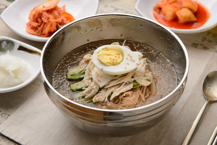 Ilustrasi naengmyeon, mi dingin khas Korea yang disantap saat musim panas. 