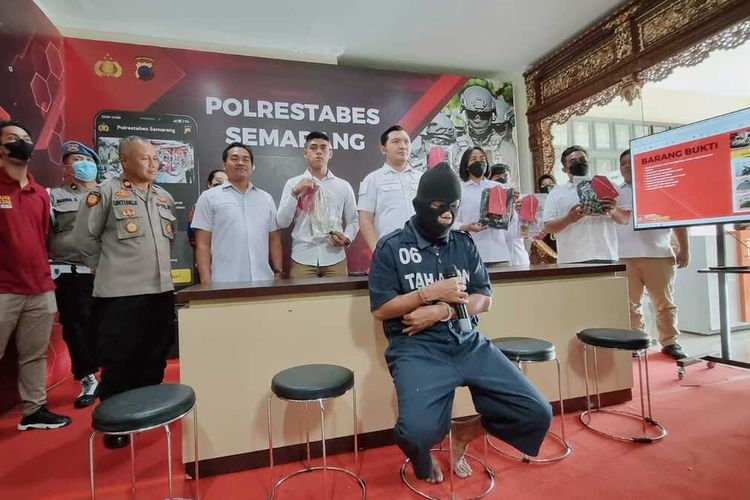 Pelaku pelecehan payudara asal Demak SR (40) menghadiri konferensi pers di Polrestabes Semarang, Rabu (14/12/2022).