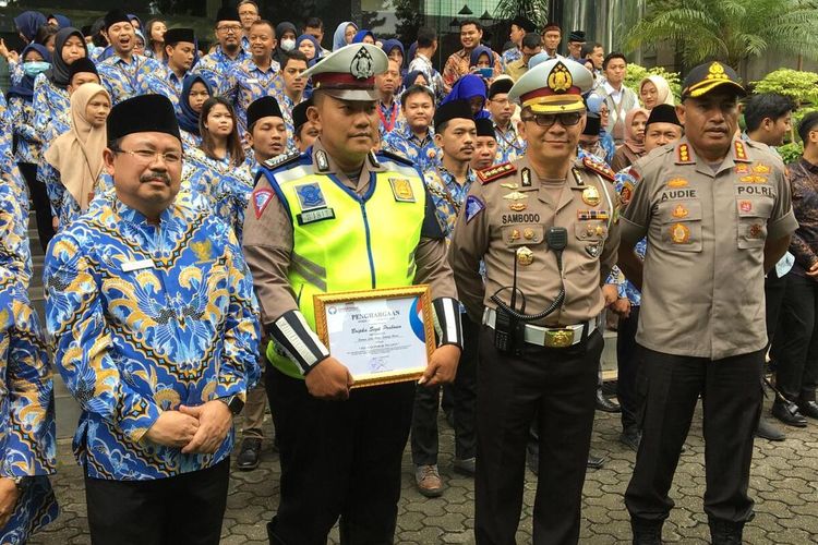 ketua Ombudsman RI, Amzulan Rifai (dari kiri), Bripka Sigit Prabowo, Dirlantas Polda Metro Jaya, Komisaris Besar Sambodo Purnomo Yogo, Kapolres Metro Jakarta Barat, Komisaris Besar Polisi Yulius Audie Sonny Latuheru di gedung Ombudsman RI, Senin (17/2/2020)