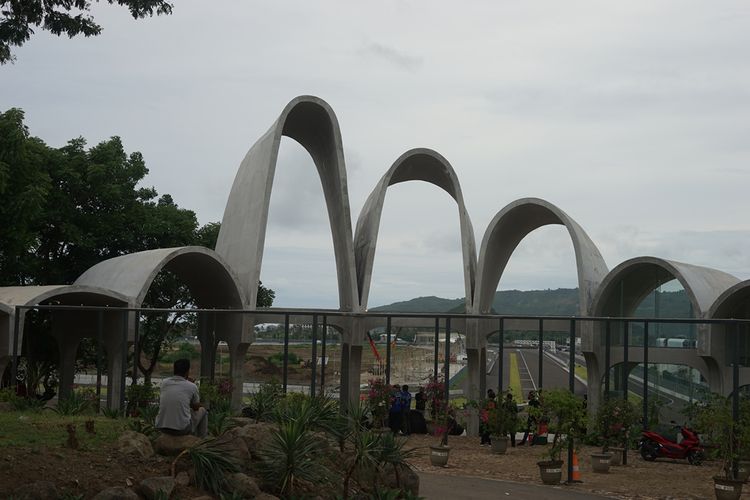 Bagian belakang Bukit Jokowi yang terletak di sisi timur Sirkuit Mandalika, Lombok Tengah, Nusa Tenggara Barat.