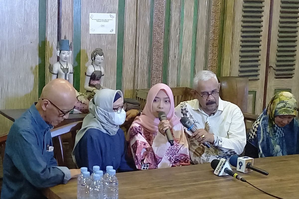 Istri diplomat Arya Daru, Pita (Jilbab merah muda) saat konfrensi pers di Yogyakarta, Sabtu (27/9/2025)