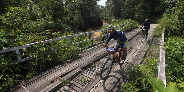 Peserta Bersepeda di Jantung Borneo saat melewati jalur sepanjang 65 kilometer dari Badau menuju Bukit Kedungkang, Kalimantan Barat, Sabtu (28/10/2017).