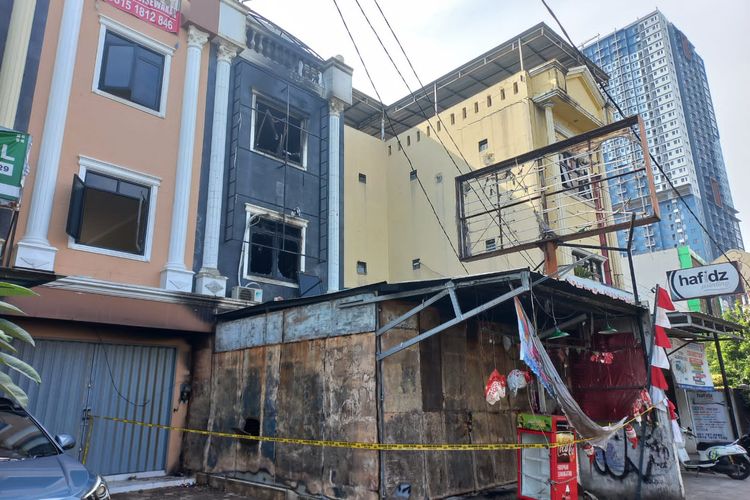 Kondisi ruko berlantai tiga yang terbakar di Jalan Margonda nomor 581, Beji, Depok, Minggu (14/8/2022) kemarin. Tampak garing polisi masih membentangi area ruko tersebut.