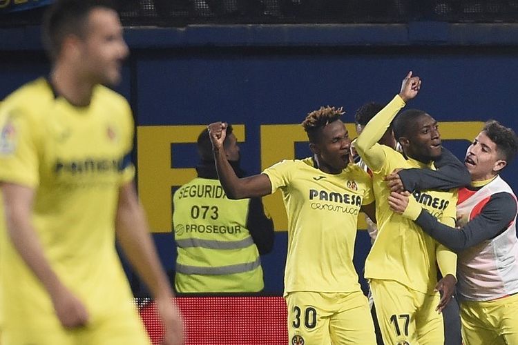 Penyerang Villarreal, Toko Ekambi (tengah), berselebrasi setelah mencetak gol dalam pertandingan Liga Spanyol antara Villarreal vs Barcelona di Stadion La Ceramica, Selasa (2/4/2019).  