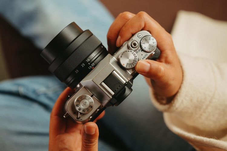 Fujifilm X-T30 III tersedia di Indonesia dalam dua pilihan, yaitu bodi only atau tanpa lensa dan pilihan kedua dengan lensa. 
