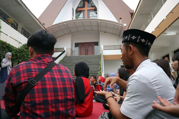Suasana saat para pemuda lintas iman dan disabilitas, belajar bahasa isyarat di komplek Gereja Kristen Indonesia (GKI) Jombang, Senin (3/6/2019) petang. Kegiatan itu merupakan rangkaian kegiatan memperingati hari lahir Pancasila, sembari menunggu waktu berbuka puasa.                       