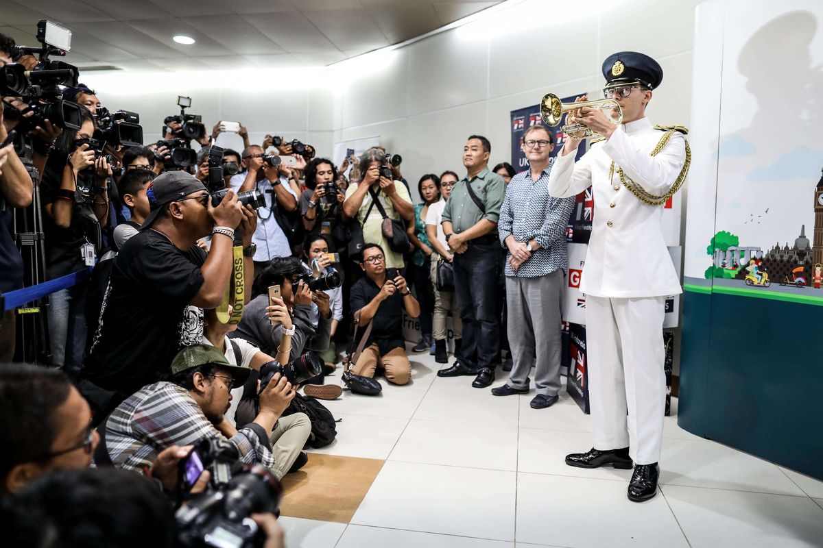 Tentara kerajaan Inggris yang berasal dari The Central Band of The Royal Air Force dan 1st Battalion of Grenadier Guards menghibur warga di Stasiun MRT Dukuh Atas dan Terowongan Kendal di Jakarta Pusat, Jumat (21/6/2019). Penampilan ini sebagai bentuk perayaan ulang tahun ke-492 Jakarta dan sekaligus memperingati ulang tahun Ratu Elizabeth II, serta perayaan 70 tahun hubungan diplomatik antara Indonesia dengan Inggris.