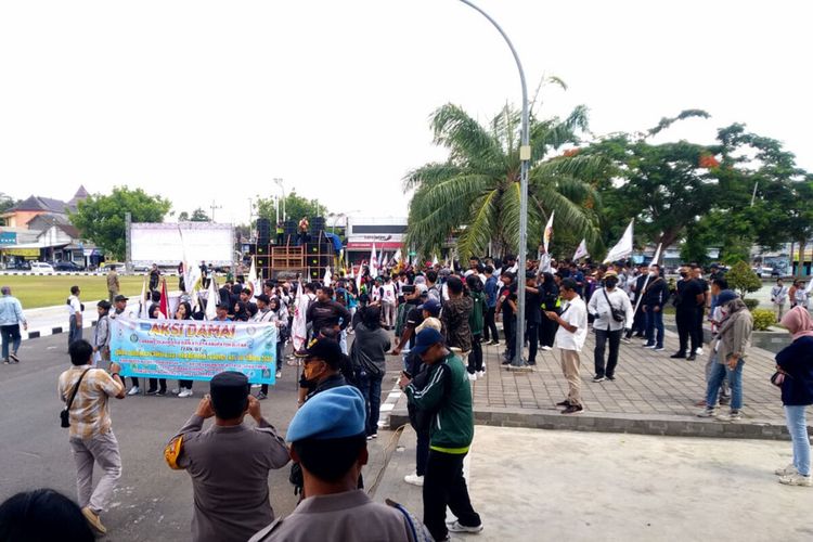Lebih dari seribu atlet dan pengurus KONI Kabupaten Blitar berunjuk rasa di depan Kantor Pemerintah Kota Blitar, Senin (18/12/2023)