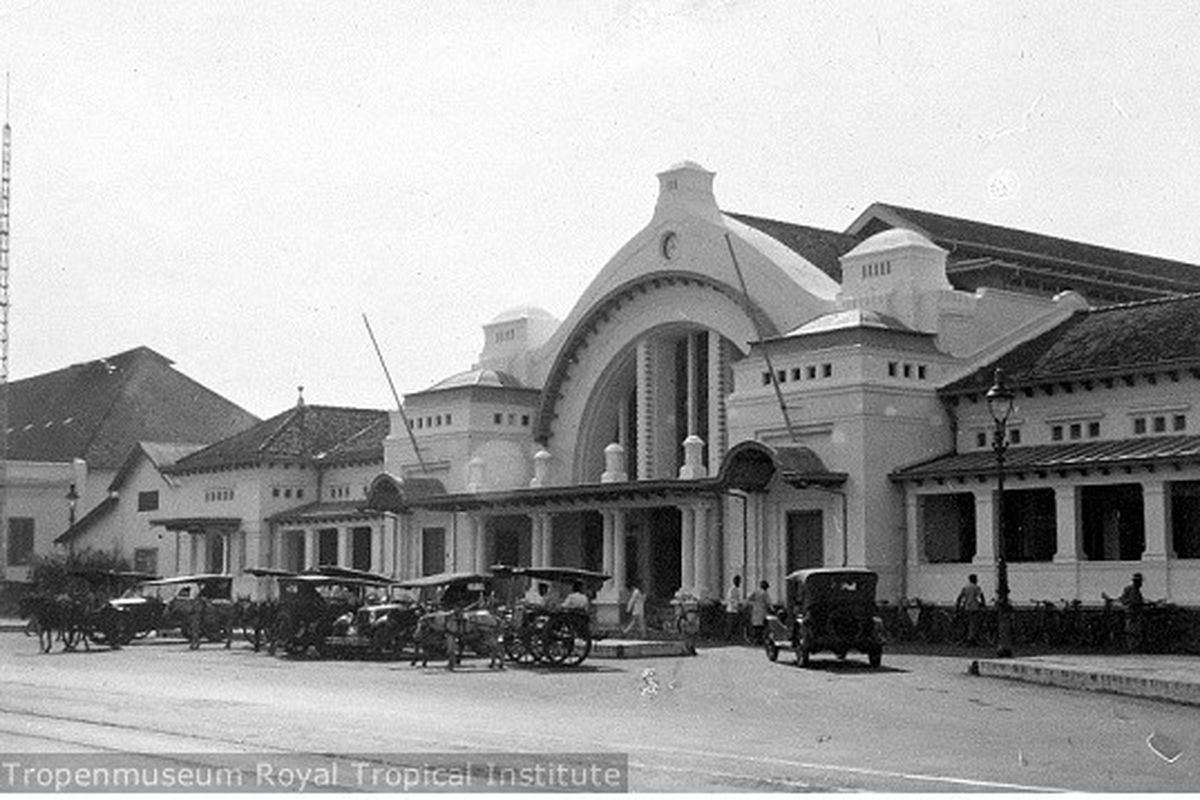 Gedung Kantor Pos Indonesia di Jakarta, atau Batavia, pada zaman dahulu.