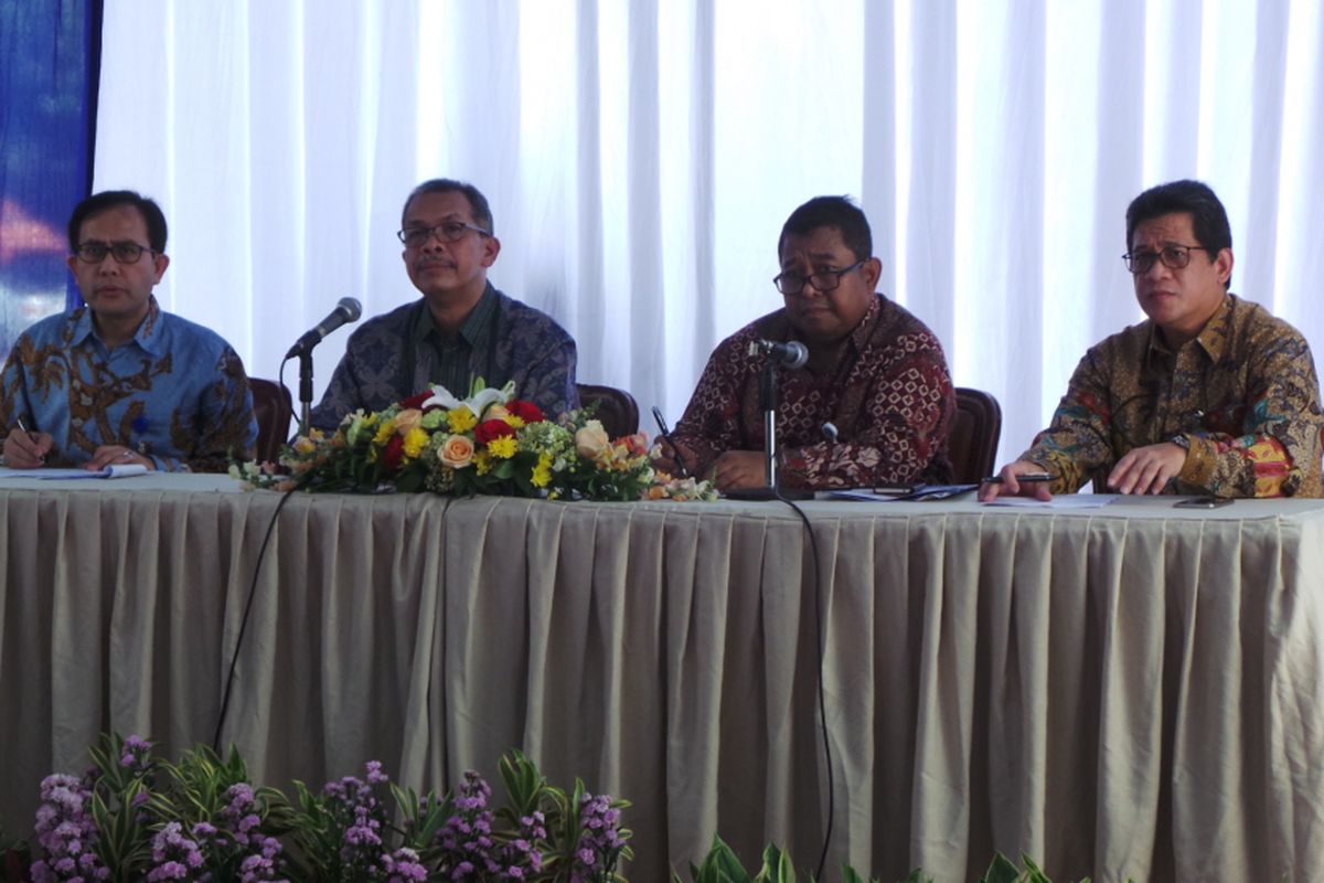 Konferensi pers Bank Indonesia mengenai penukaran pecahan uang kecil jelang Lebaran 2017, di Lapangan IRTI Monas, Jakarta Pusat, Rabu (7/6/2017). Dalam foto tersebut ada Deputi Gubernur Bank Indonesia Sugeng (dua dari kiri), Direktur Eksekutif Departemen Pengelolaan Uang BI Suhaedi (kiri Sugeng), dan Kepala Kantor Perwakilan BI Jakarta Doni Joewono. 