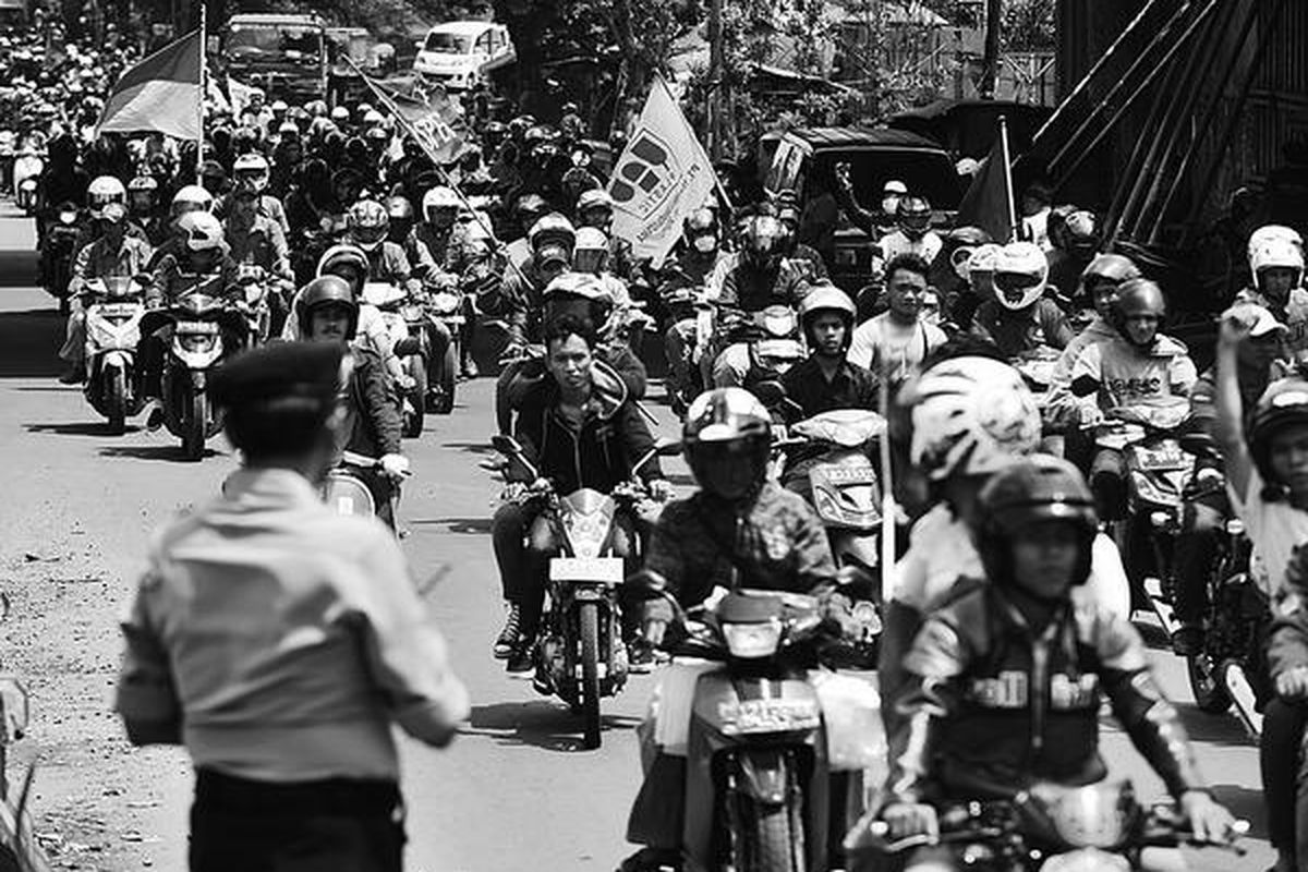 Buruh pabrik di Tangerang, Banten, berunjuk rasa dengan berkonvoi melewati sekitar pintu keluar dan masuk Tol Bitung, Kamis (26/1). Melalui unjuk rasa tersebut, mereka mendesak Asosiasi Pengusaha Indonesia mencabut gugatan ke Pengadilan Tata Usaha Negara atas Surat Keputusan Gubernur Banten terkait revisi upah minimum kabupaten dan upah minimum sektoral.