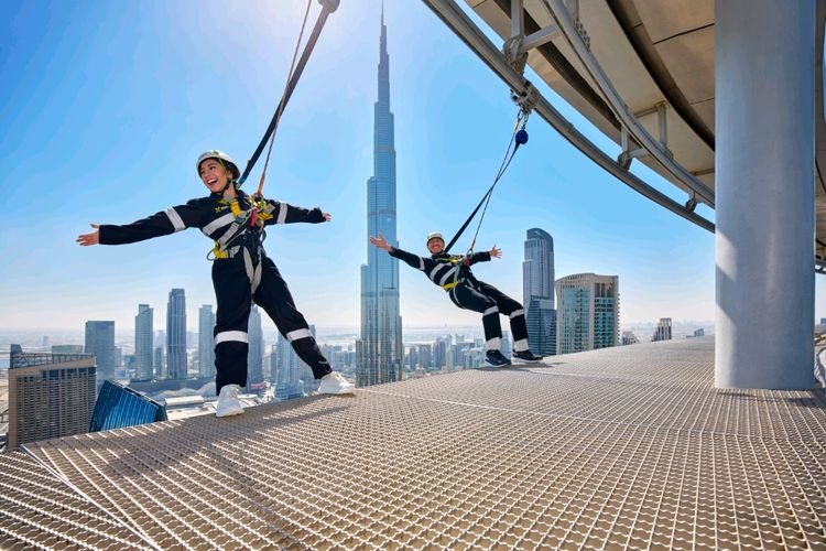 Nikita Willy dan suaminya, Indra Priawan di Edge Walk Sky Views Dubai. 