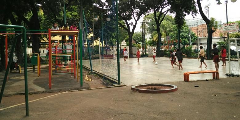 Anak-anak bermain di RPTRA Amir Hamzah di Kelurahan Pegangsaan, Menteng, Jakarta Pusat, Selasa (15/11/2016).