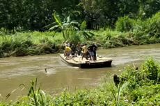 Akses ke Sukamade Banyuwangi Terputus akibat Banjir, Warga Menyeberang Pakai Rakit