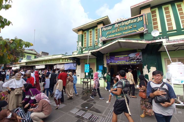Suasana depan pintu gerbang Pasar Beringharjo yang dipadati pengunjung saat libur Lebaran, Jumat (6/5/2022).