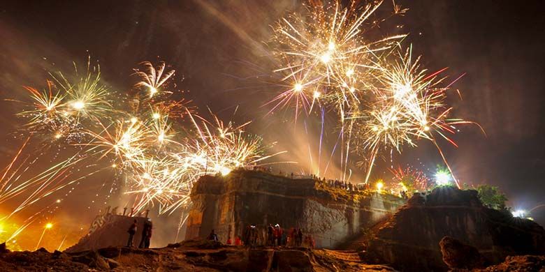 Perayaan tahun baru yang meriah dengan kembang api di Tebing Breksi, Yogyakarta