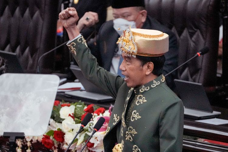 Indonesian President Joko Widodo gestures during his annual speech at the House of Representatives in Jakarta on August 16, 2022, on the eve of the countr's Independence Day celebrations. (Photo by TATAN SYUFLANA / POOL / AFP)