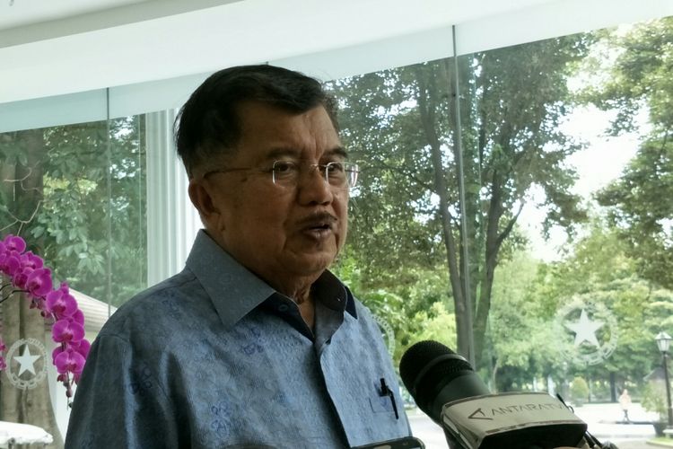 Wakil Presiden RI Jusuf Kalla ketika memberikan keterangan kepada awak media di kantor Wakil Presiden RI, Jakarta, Selasa (23/1/2018).