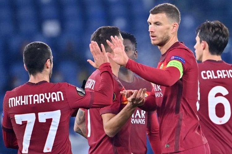 Edin Dzeko (kapten) merayakan golnya bersama rekan satu timnya pada laga kelima Grup A yang mempertemukan AS Roma vs Young Boys di Stadion Olimpico, Jumat (5/12/2020) dini hari WIB.