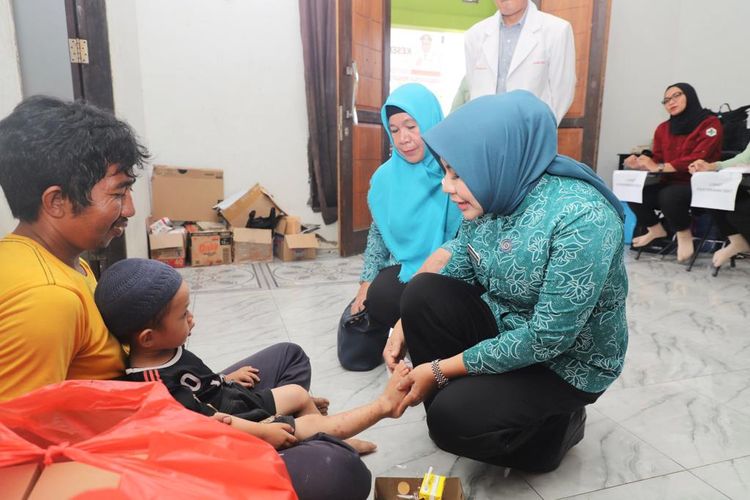  Ketua Tim Penggerak Pemberdayaan Kesejahteraan Keluarga (PKK) Provinsi Kalimantan utara (Kaltara) Rahmawati Zainal saat memimpin kegiatan pelayanan kesehatan gratis di Kecamatan Sebatik Barat, Kabupaten Nunukan beberapa waktu lalu.
