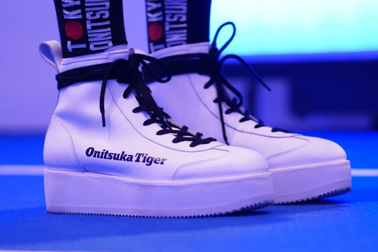 Model mengenakan kreasi sneakers boots terbaru pada pameran koleksi Spring/Summer 2020 Onitsuka Tiger, di Luxe Art Museum, Singapura, 4 Desember 2019 lalu.