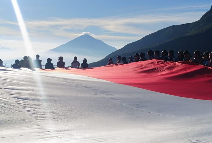 Semangat Kartini, 75 Perempuan Indonesia-Malaysia Bentangkan Merah Putih di Papandayan