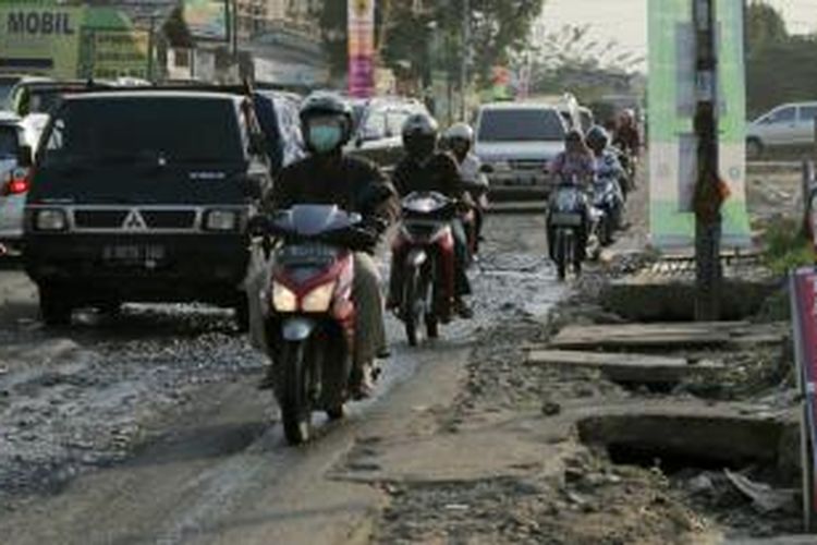 Kondisi infrastruktur Jalan Siliwangi dengan drainase yang kerap tersumbat hingga menyebabkan jalan rusak, Senin (3/8/2015).